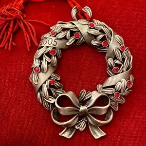 2005 Avon collectible PEWTER Christmas Wreath ORNAMENT Ribbon Bow Red Stones